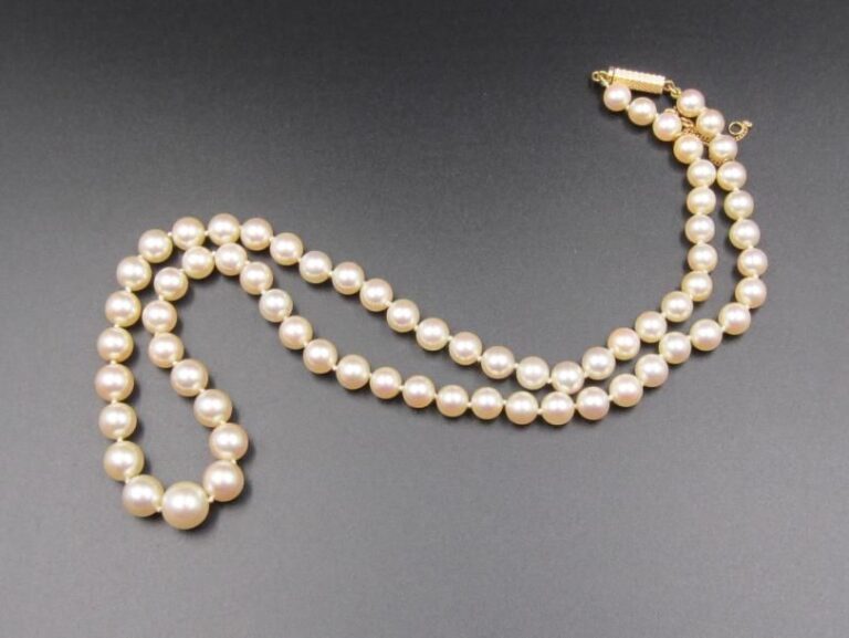 COLLIER composé un rang de perles de culture blanches, en chut