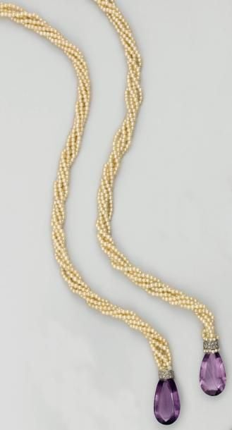 COLLIER «cravate» composé de cinq longs rangs de petites perles de culture blanches, pouvant se nouer, et retenant deux anneaux de platine partiellement serti de diamants taillés en rose et deux améthystes de forme poire (égrisures
