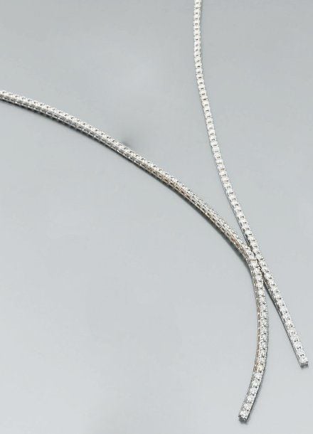 COLLIER « cravate » en or gris articulé entièrement serti de diamants de taille brillan