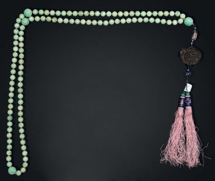 Collier de 108 perles vert pâle plus 4 grosses perles, à l'imitation de la jadéite, avec pendentif en bois parfum