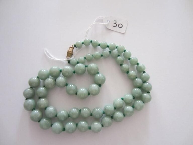 COLLIER de boules de jade, en chut
