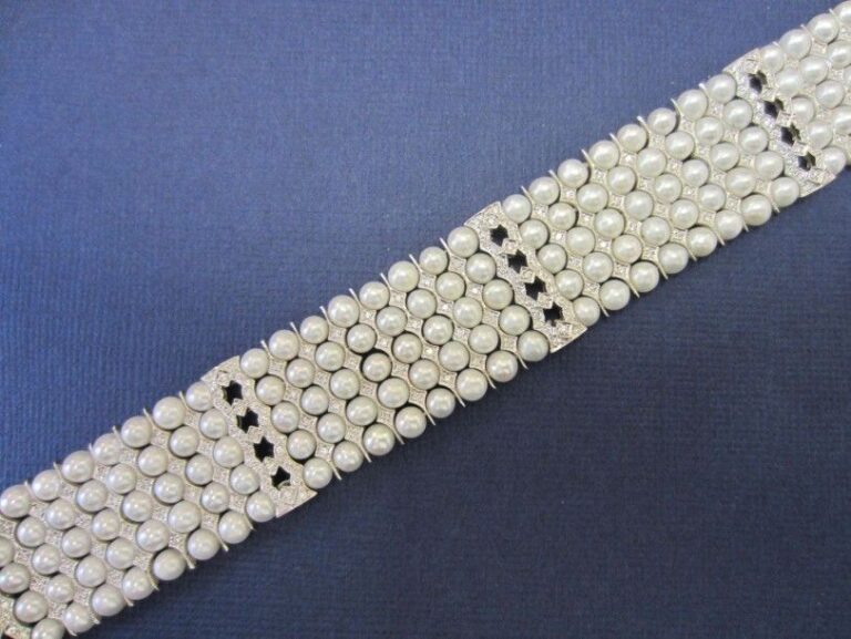 COLLIER DE CHIEN «bandeau» en or gris (750 millièmes) serti de perles de culture blanches, alternés et rehaussés de diamants taille brillan