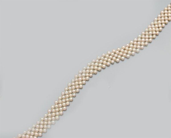 COLLIER DE CHIEN composé d'une résille de perles de culture blanches, fermoir en or gris (petite cassure