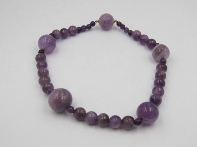 COLLIER de perles d'améthyste, dont 5 plus importantes