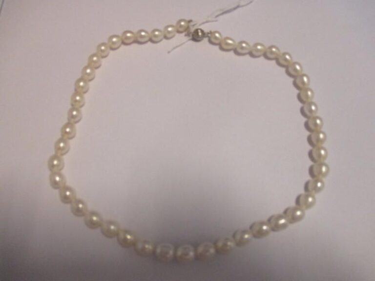 Collier de perles d'eau douce blanche, fermoir à cliquet godronné en argent (950°/00