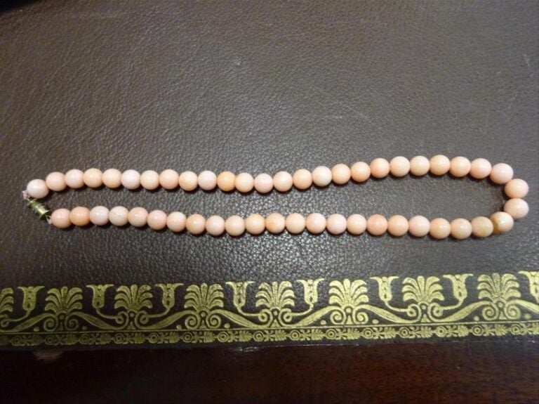 COLLIER DE PERLES DE CORAIL EN CHUTE Fermoir à vi