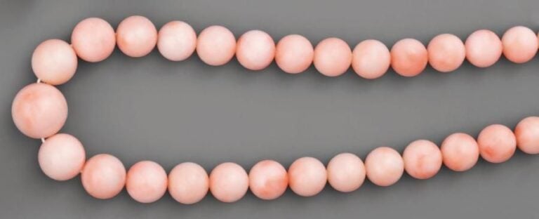 COLLIER de perles de corail «peau d'ange», en chut