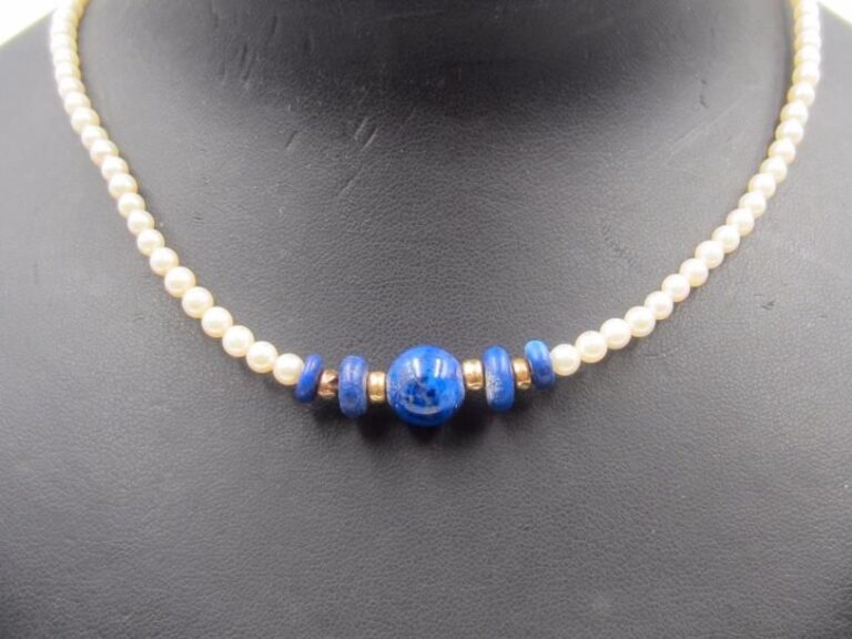 Collier de perles de culture agrémenté d’un motif de perles de pierres bleue