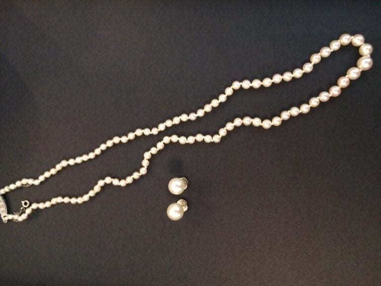 COLLIER de perles de culture blanches, en chut
