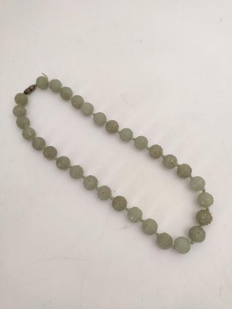 COLLIER DE PERLES DE JADE SCULPTÉE
