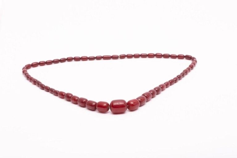 COLLIER DE PERLES EN CHUTE DE “CHERRY AMBER” BAKELITE