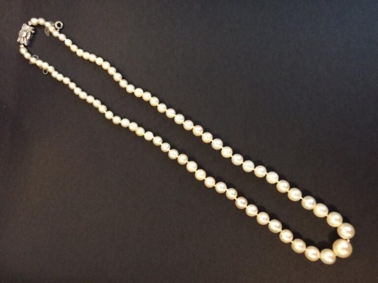 COLLIER de perles fines blanc crèmes, en chut