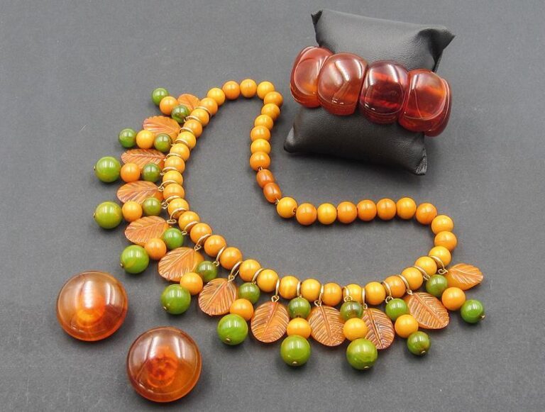 Collier de perles ocres et vertes à pendentifs de feuilles en bakélite imitant l'ambr