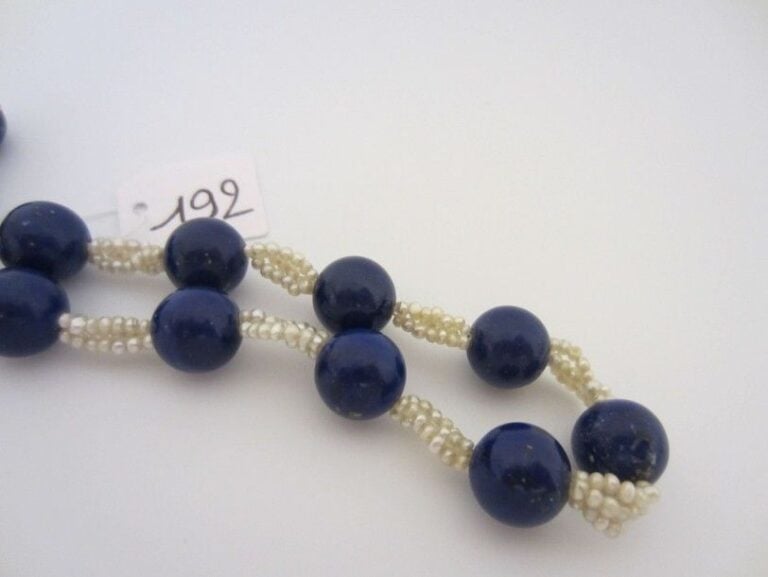 COLLIER de petites perles fines alternées de perles de lapis lazul