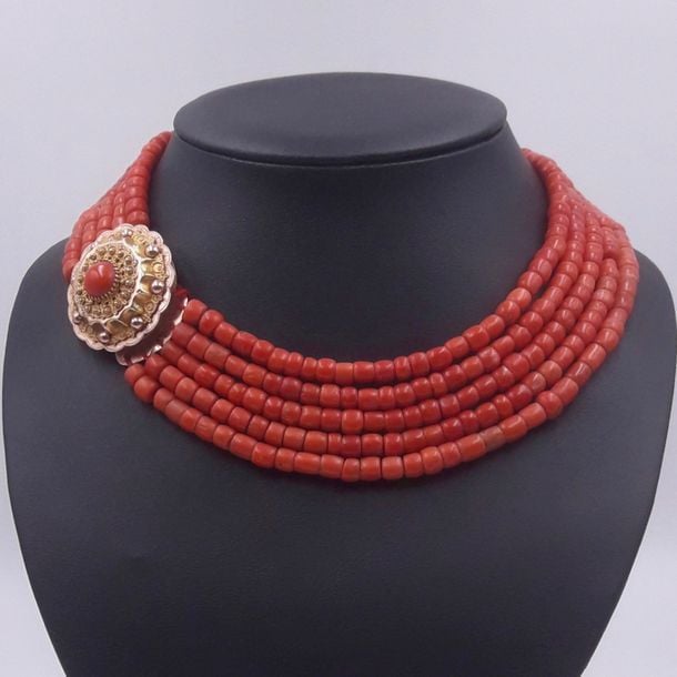 COLLIER «draperie» composé de cinq rangs de perles de corail cylindrique