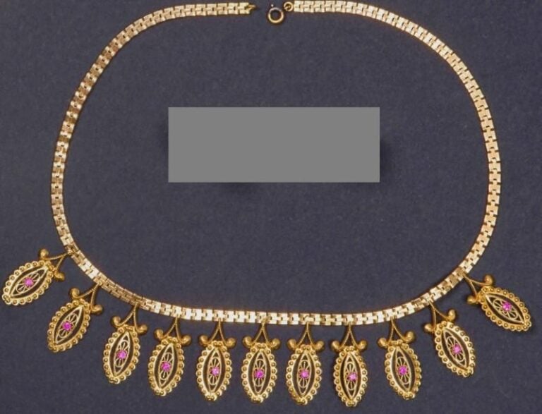 Collier draperie en or jaune 18K (750%o) à motifs lancéolés sertis de pierres rouges synthétique