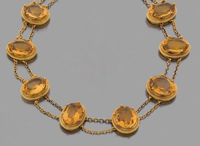 COLLIER «draperie» en or jaune (585 millièmes) 14 carats, perlé et torsadé, serti de neuf importantes citrines de forme ovale séparées par des chaînette