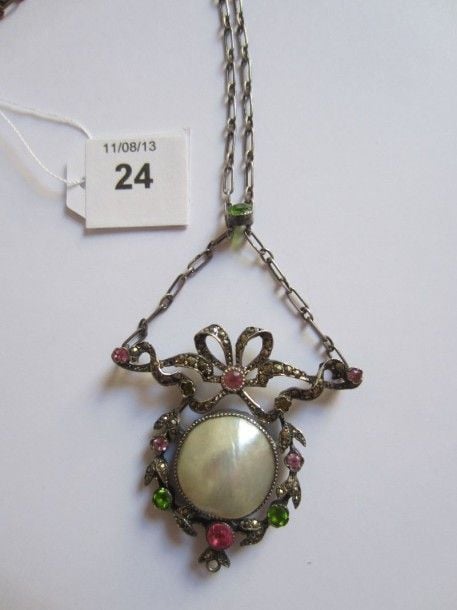 COLLIER en argent composé d'une chaînette retenant un motif noeud et guirlande serti de pierres d'imitation de couleur et de nacr