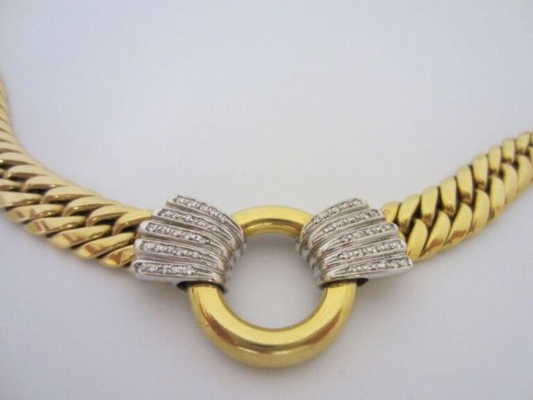 COLLIER en or (750 millièmes) orné d'un motif central serti de lignes de diamant