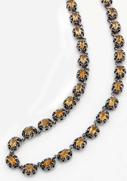 COLLIER en or 9 carats et argent articulé, ciselé et ajouré serti de citrines de forme ovale, et la paire de BOUCLES d'OREILLES en suite (citrines rondes facettées