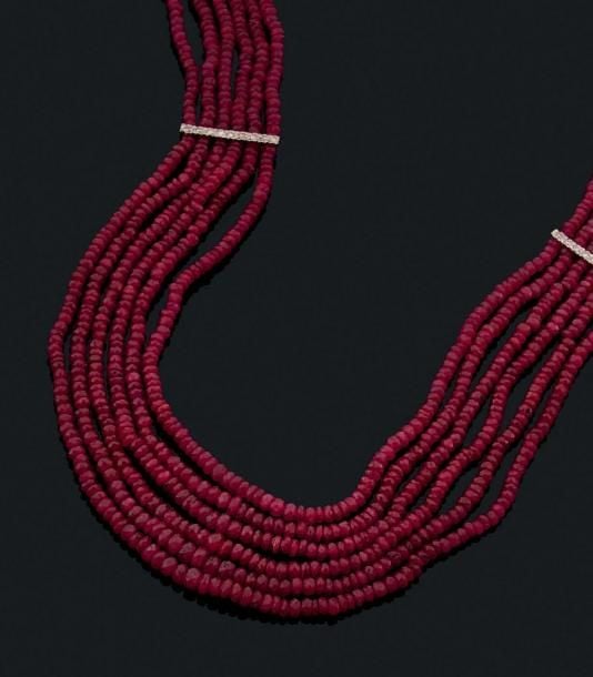 COLLIER en or gris 14 carats (585 millièmes) composé de six rangs de petits perles de rubis facettés rehaussés de diamants taille brillan