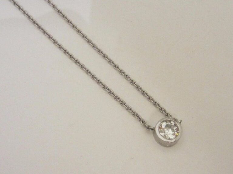 COLLIER en or gris (75 millièmes) orné d’un diamant taille ancienne en serti clo