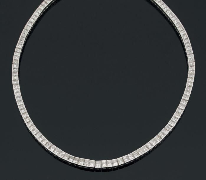 COLLIER en or gris (750 millièmes) articulé serti d'un alignement de 124 diamants taille princesse en chut