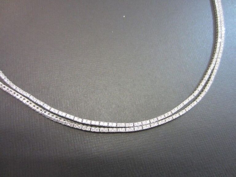 COLLIER en or gris (750 millièmes) composé de deux rangs de diamants taille brillan