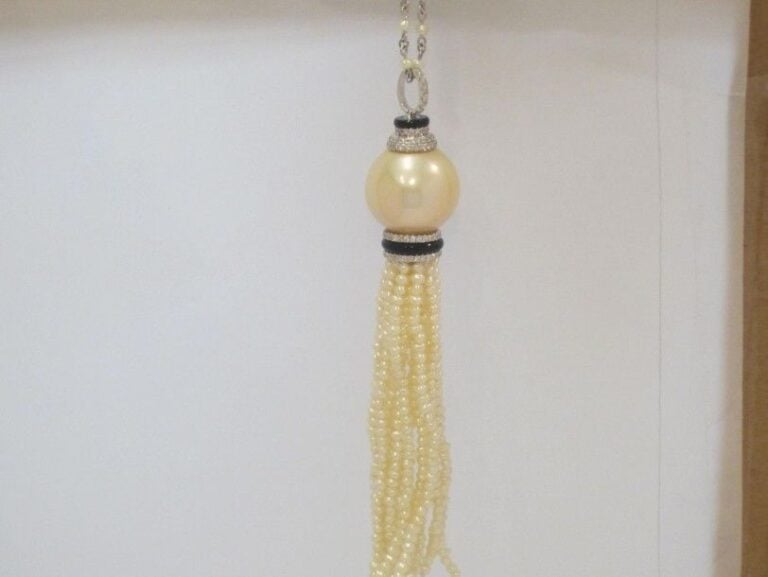 COLLIER en or gris (750 millièmes) composé d’une CHAINETTE ornée de petites perles de culture retenant une important PENDENTIF «pompon» serti de  lignes de diamants, onyx, et perles de culture  blanche dont une plus importante