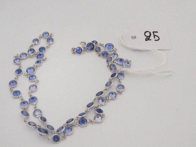 COLLIER en or gris (750 millièmes) orné de saphirs ronds en serti clo