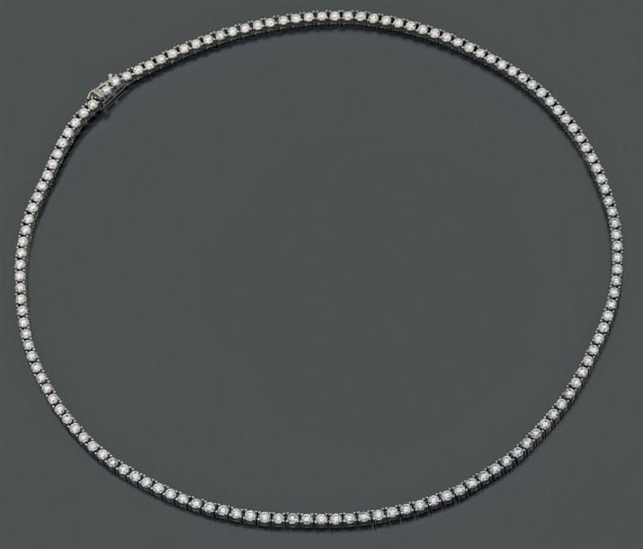 COLLIER en or gris (750 millièmes) serti d'un alignement de 137 diamants taille brillan