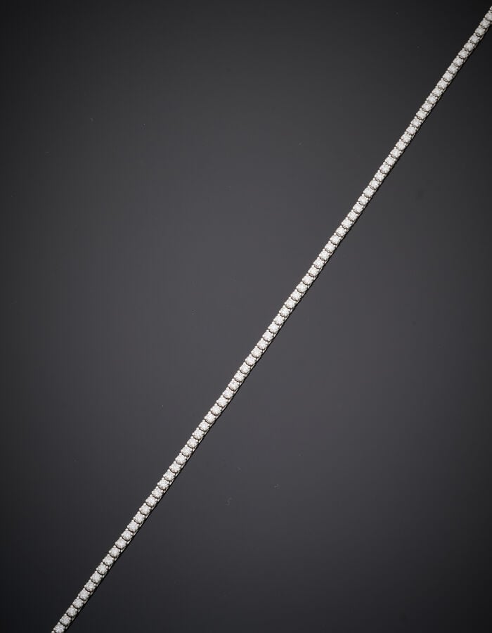 COLLIER en or gris (750‰) serti d'un alignement de 159 diamants taille brillant…
