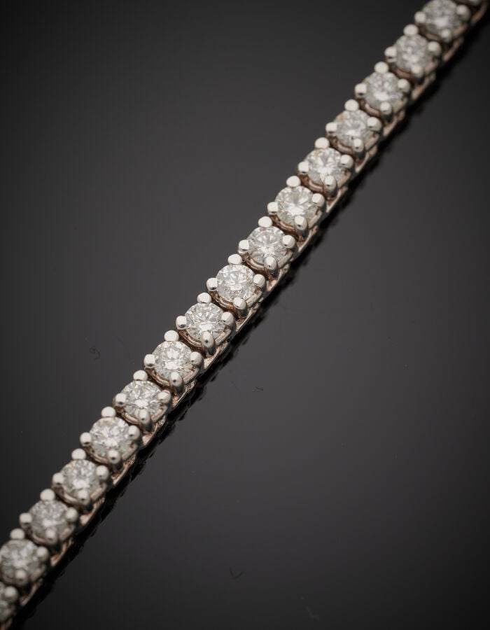 COLLIER en or gris (750‰) serti d'un alignement de 159 diamants taille brillant…