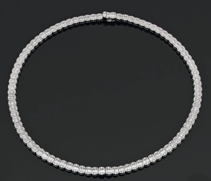 COLLIER en or gris articulé entièrement serti de diamants baguettes et brillant