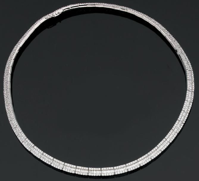 COLLIER en or gris articulé serti d'un alignement de diamants baguettes souligné de diamants taille brillan