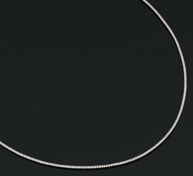 COLLIER en or gris articulé serti d'un alignement de diamants taille brillan