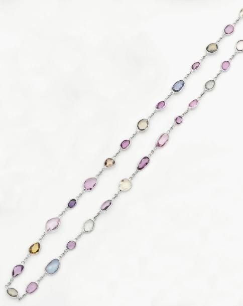 COLLIER en or gris serti de saphirs, tourmalines, améthystes facettés de formes diverses alterné