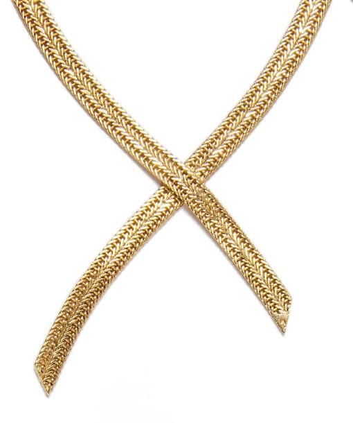 Collier en or jaune 18K (750°/00) à maillons tissés en épis, formant un noud crois