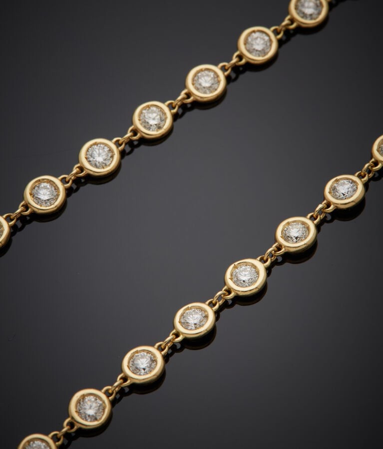 COLLIER en or jaune (750‰) 14 carats, serti de 55 diamants taille brillant en s…