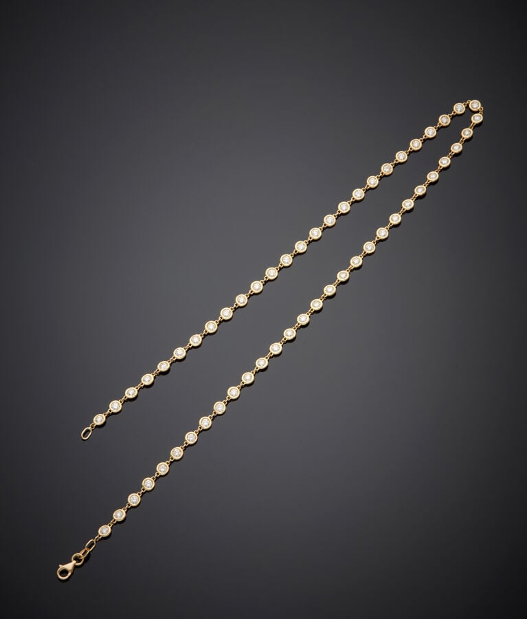 COLLIER en or jaune (750‰) 14 carats, serti de 55 diamants taille brillant en s…