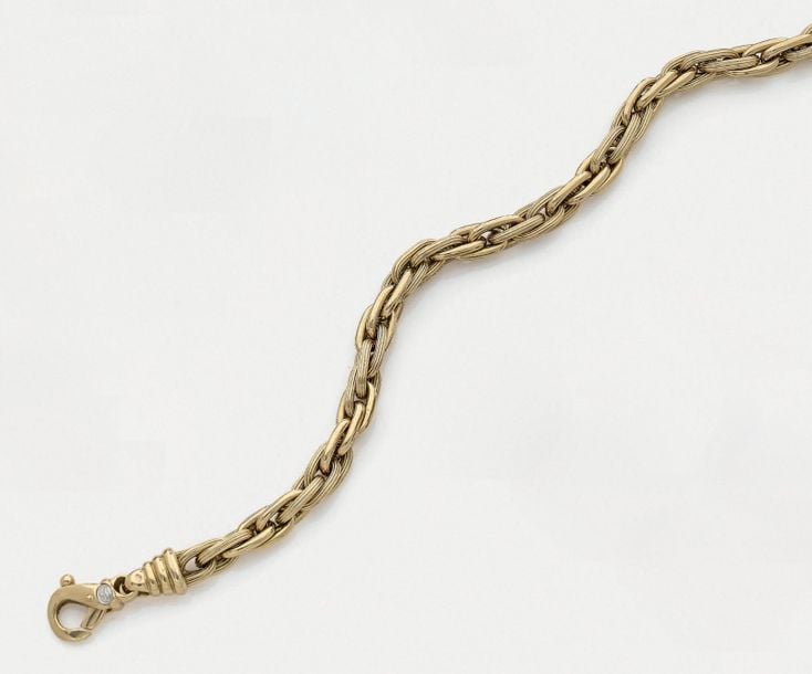 COLLIER en or jaune (750 millièmes) à maillons ovales imbriqués, partiellement godronné