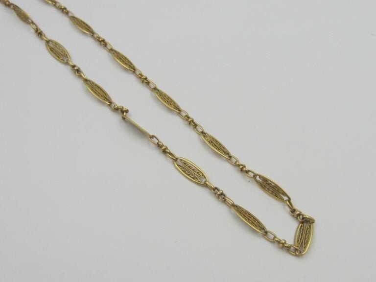 COLLIER en or jaune (750 millièmes) ajouré, à maillons ovales filigrané