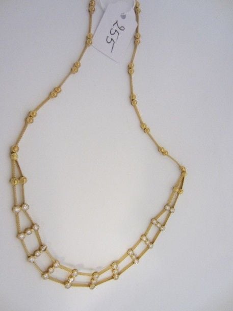 COLLIER en or jaune (750 millièmes) articulé, ajouré, ciselé serti de 31 diamants taille brillan