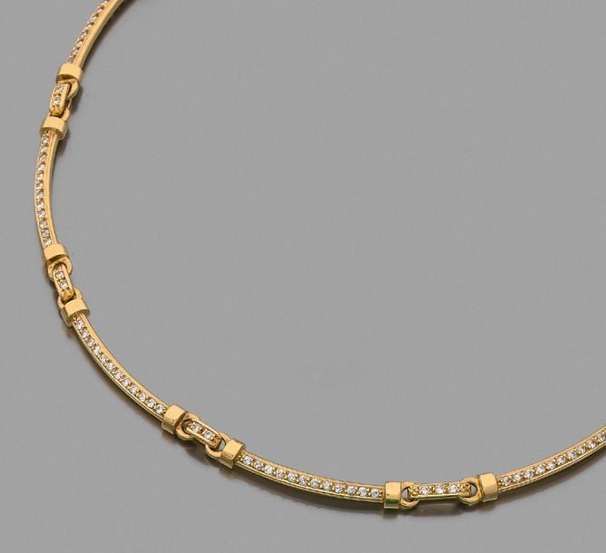 COLLIER en or jaune (750 millièmes) articulé, entièrement serti de diamants taille brillan