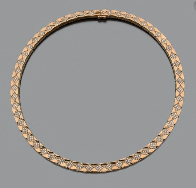 COLLIER en or jaune (750 millièmes), modèle «matelassé», partiellement pavé de diamants taille brillant, à motifs losangique
