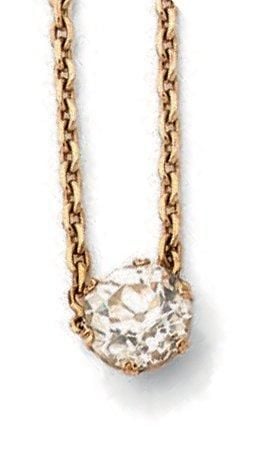 COLLIER en or jaune (750 millièmes) retenant un diamant taille ancienne de forme coussi