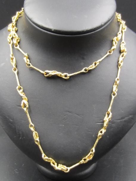 COLLIER en or jaune (750 millièmes) sculpté et ajouré à motifs alternés de bâtonnets guilloché