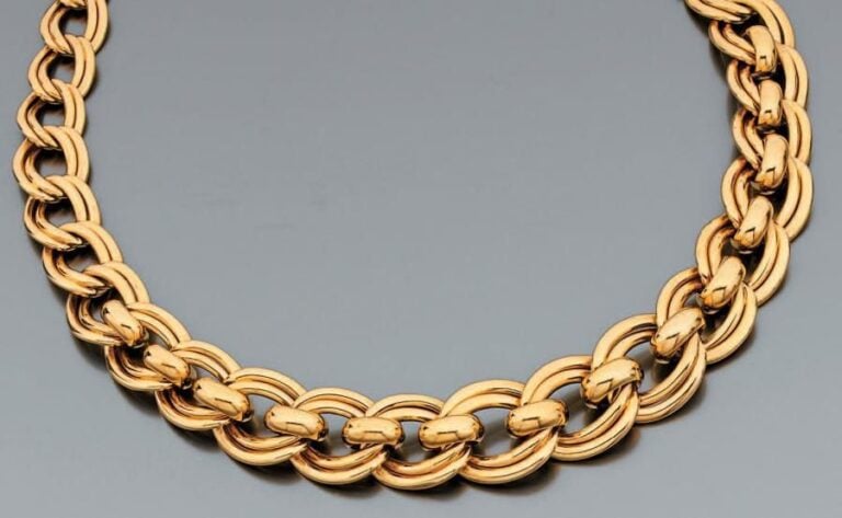 COLLIER en or jaune, à maille anglaise en chute, rehaussé de quatorze maillons ovale