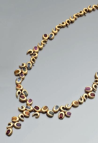 COLLIER en or jaune ajouré et articulé serti de pierres précieuses de couleu