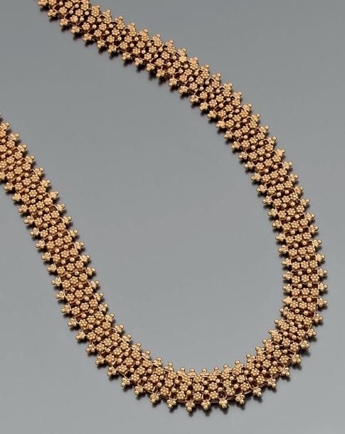 COLLIER en or jaune articulé, ciselé et boulé à motifs de fleurette